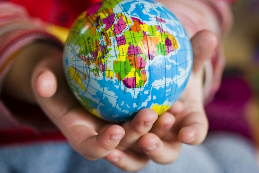planeta terra mãos criança