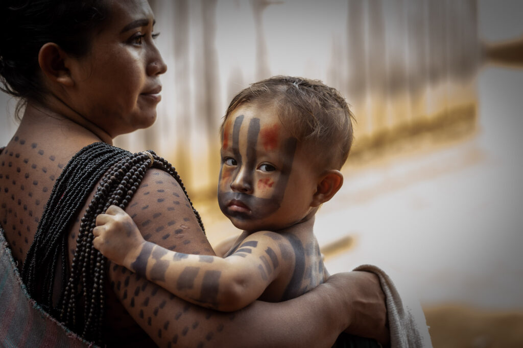 criança e mãe indígenas