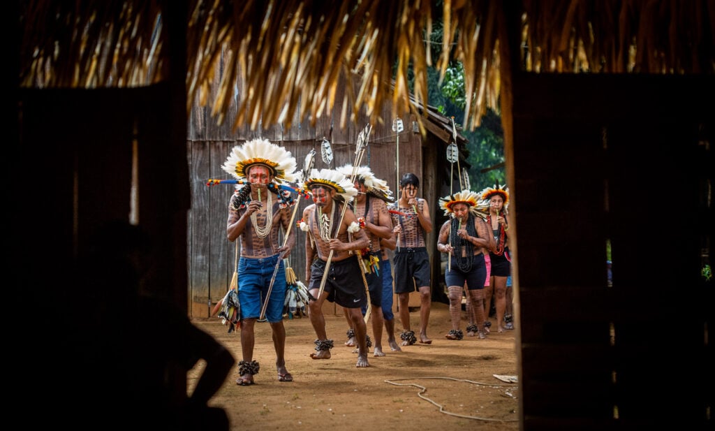 A equipe do projeto Biodiverso e jornalistas convidados são recebidos com dança na Aldeia Pé de Mutum. Foto: Mariana Bassani