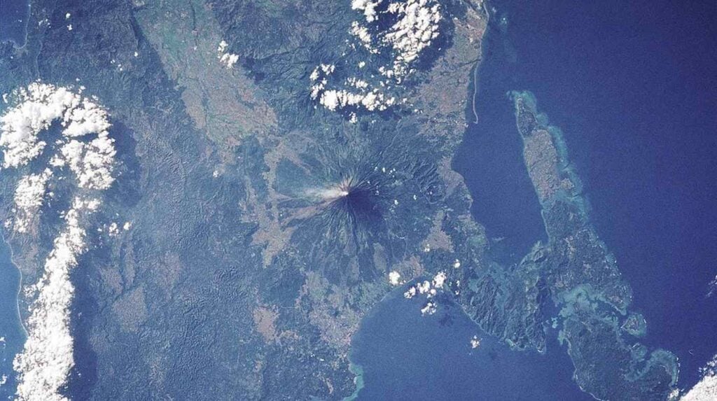 vulcão visto por satélite