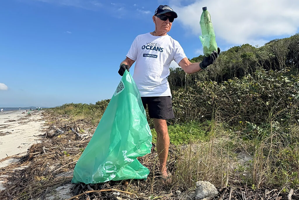 Vilfredo Schurmann, um dos líderes da Voz dos Oceanos, em ação de limpeza de praia.
