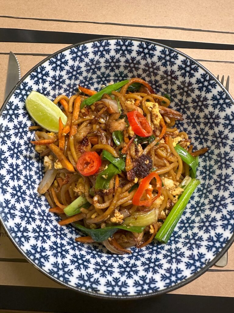 prato com Pad Thai