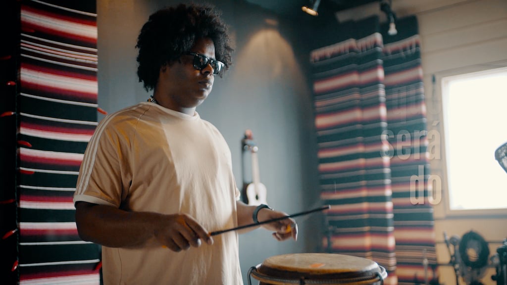 artista toca bateria