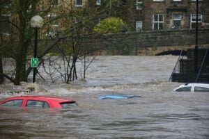 inundação com carros embaixo da agua - cursos adaptação climática