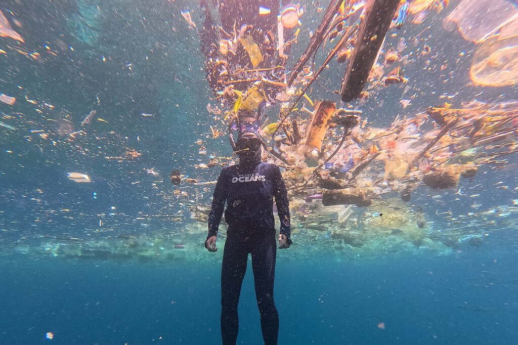 família Schumann mergulha em mar de plástico na Indonésia