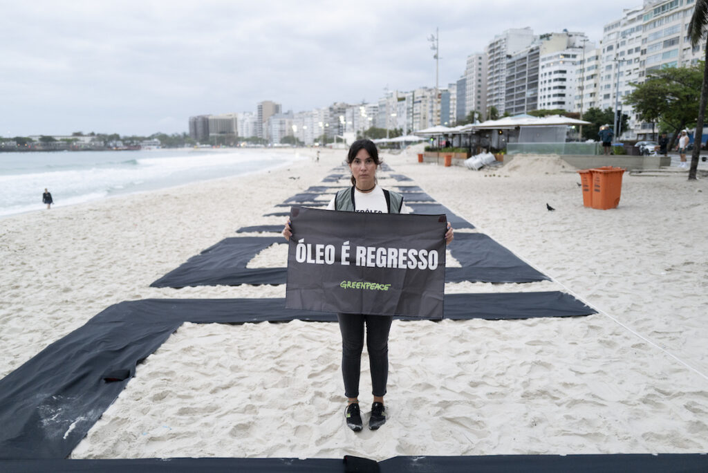 mulher segura cartaz protesto