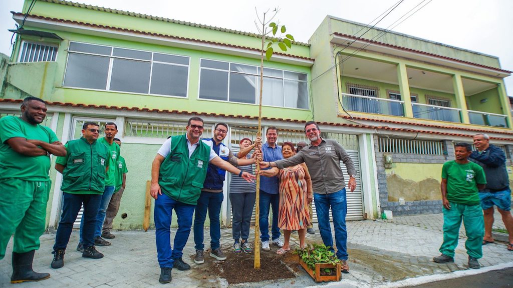 plantando arvore na calçada