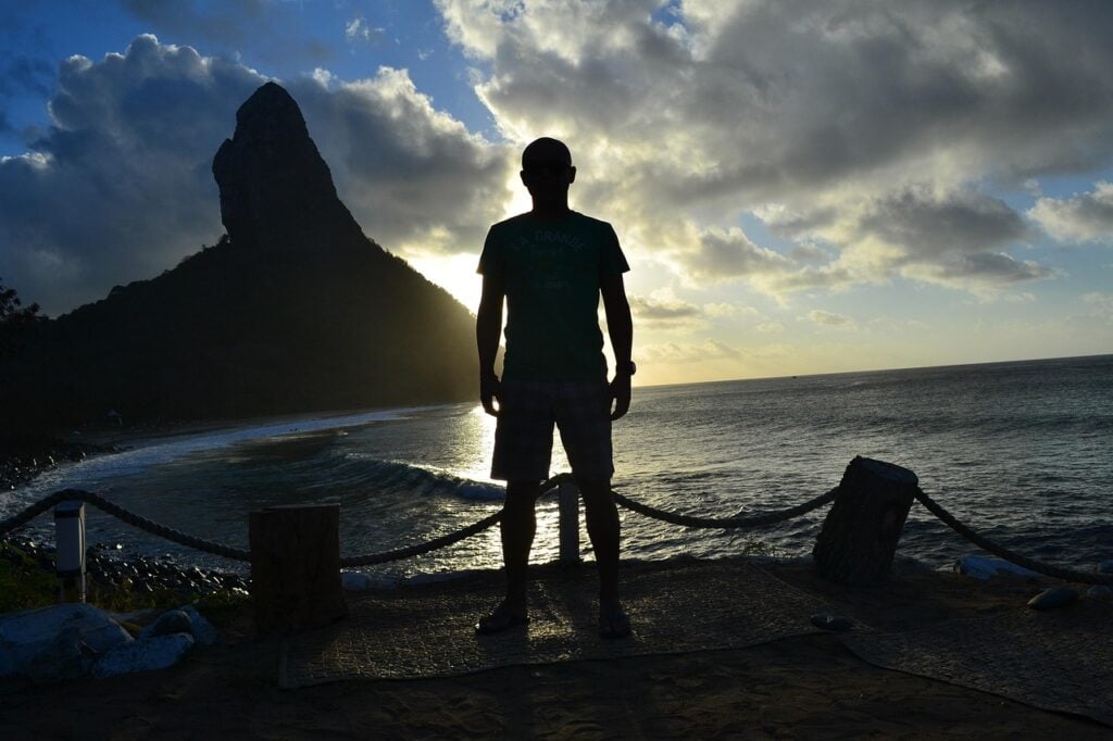 Fernando de Noronha praia paisagem pessoa