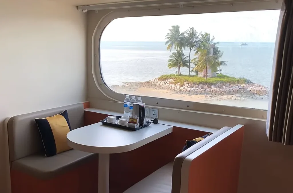 mesa com vista pro mar no hotel navio