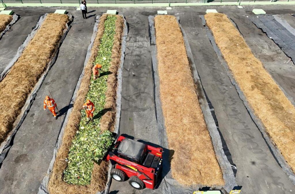 residuos chegando em patio de compostagem