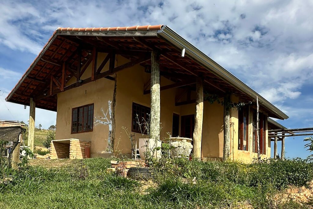 Casa feita usando técnicas de bioconstrução, em um dos lotes que já recebeu moradores. Foto: Vila Terra Biodinâmica | @vila_tb