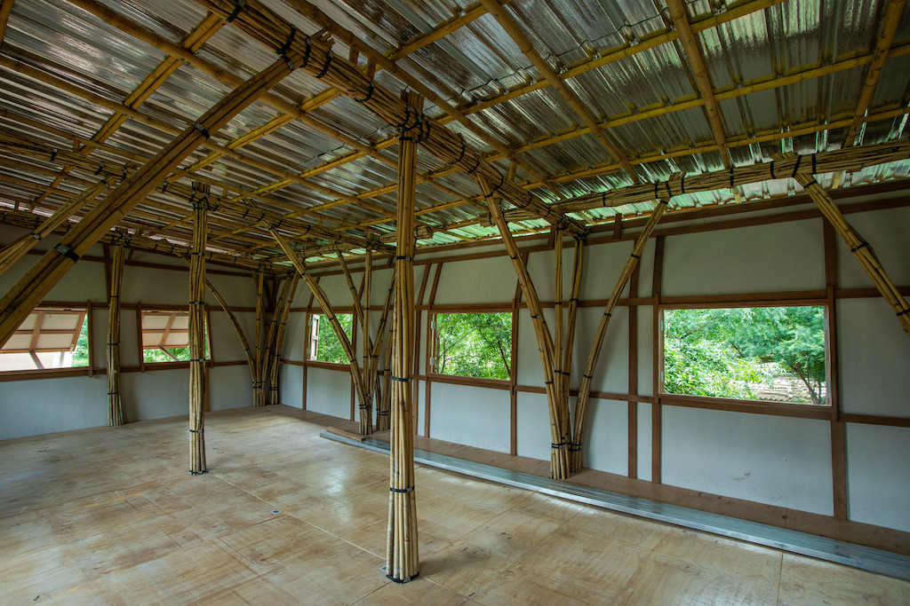 por dentro de casa de bambu
