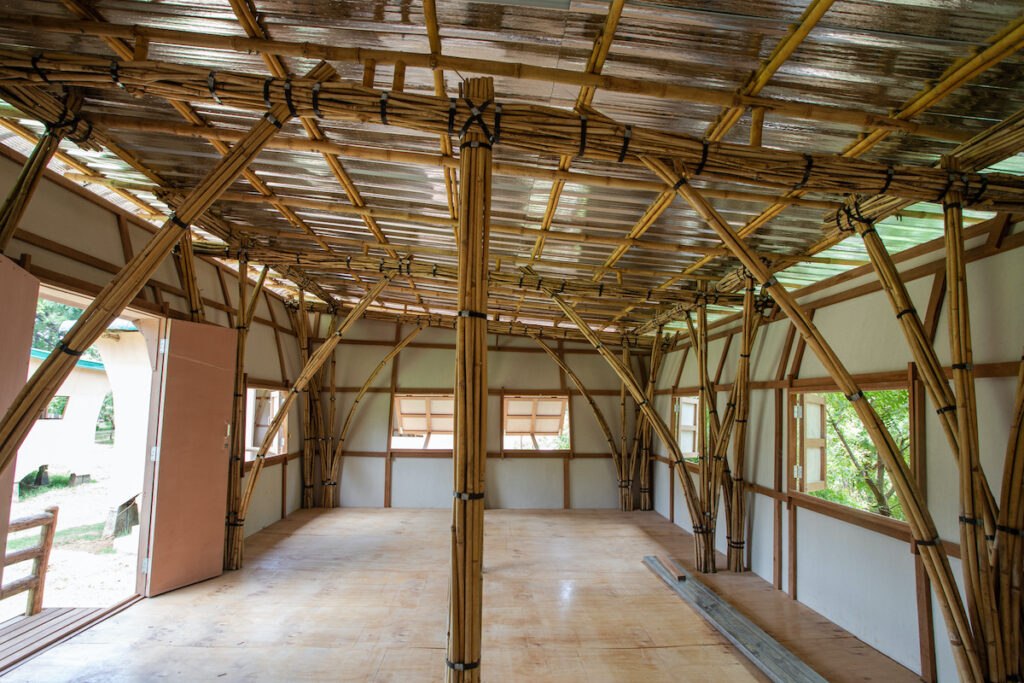 por dentro de casa de bambu