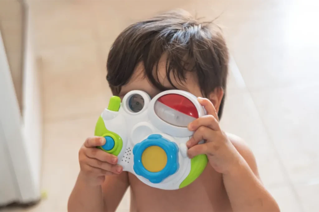 criança com brinquedo de plástico