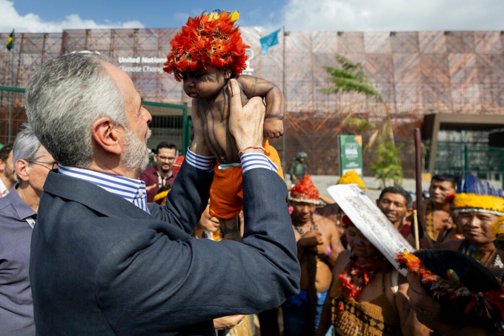 André Correa do Lago ergue uma criança Munduruku
