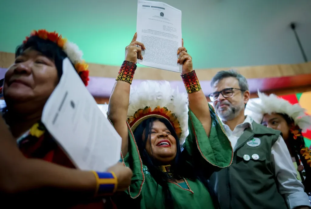 Sonia Guajajara demarcação de Terras Indígenas