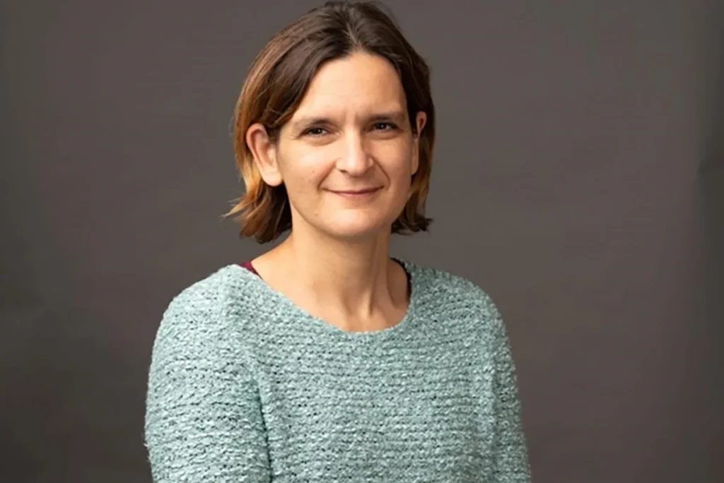 Esther Duflo, laureada com o Prêmio Nobel de Economia de 2019 e co-fundadora do Abdul Latif Jameel Poverty Action Lab (J-PAL) (centro de pesquisa global que trabalha para reduzir a pobreza)