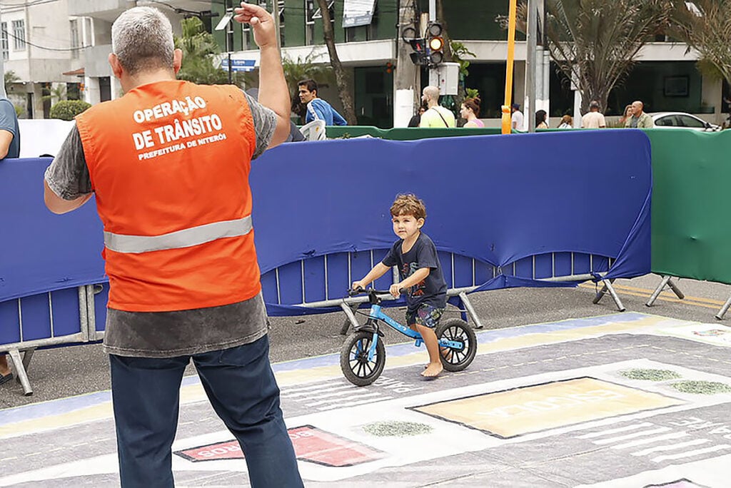 criança bicicleta