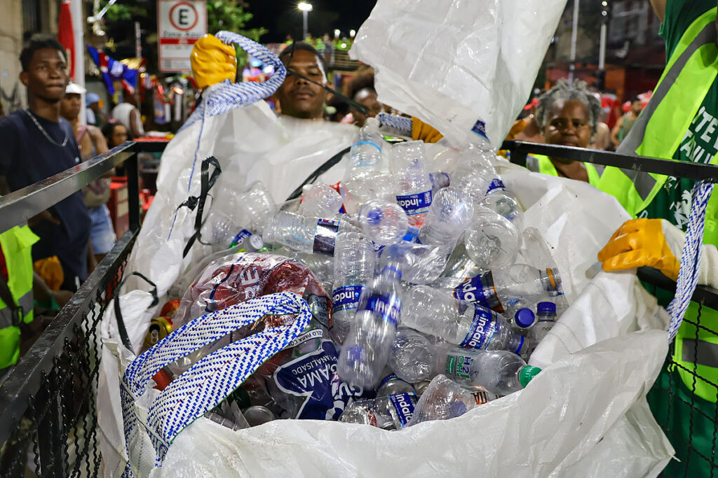 coleta de garrafas no carnaval de salvador