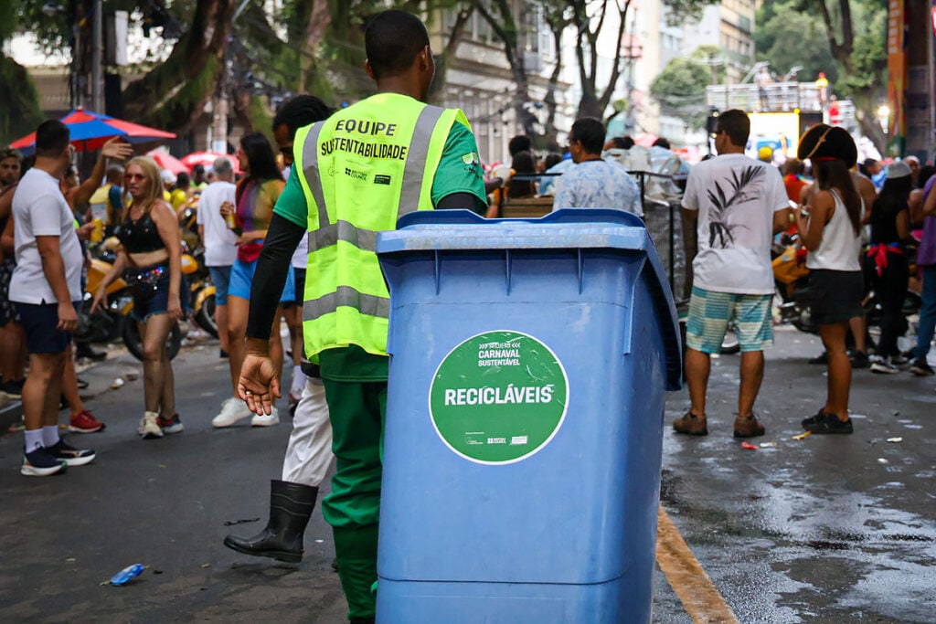 coleta de recicláveis em carnaval de rua
