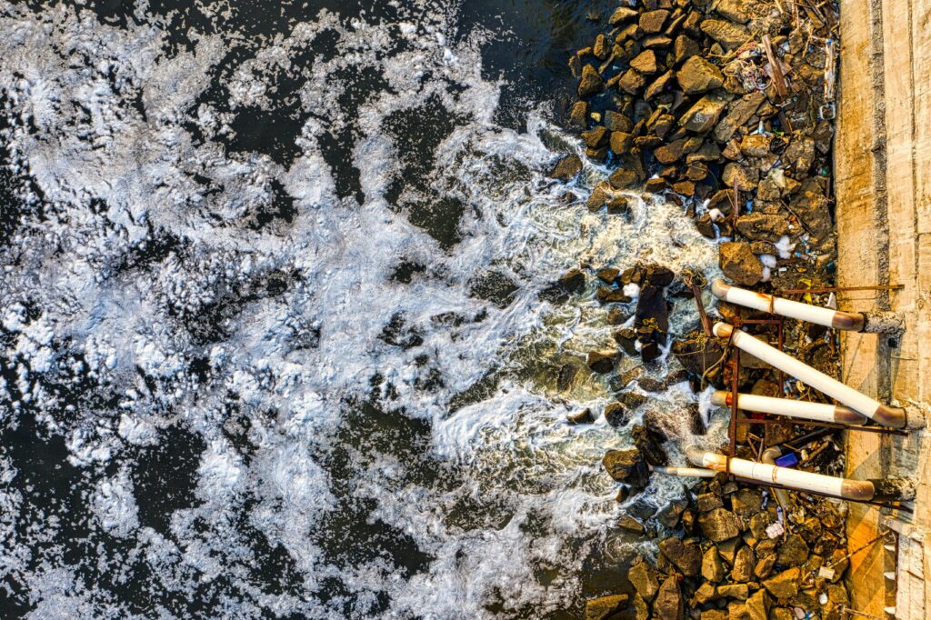 água contaminada, água