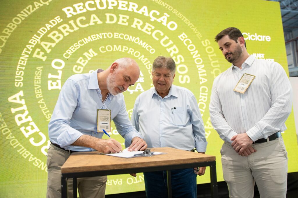 assinatura parceria para unidade de triagem mecanizada