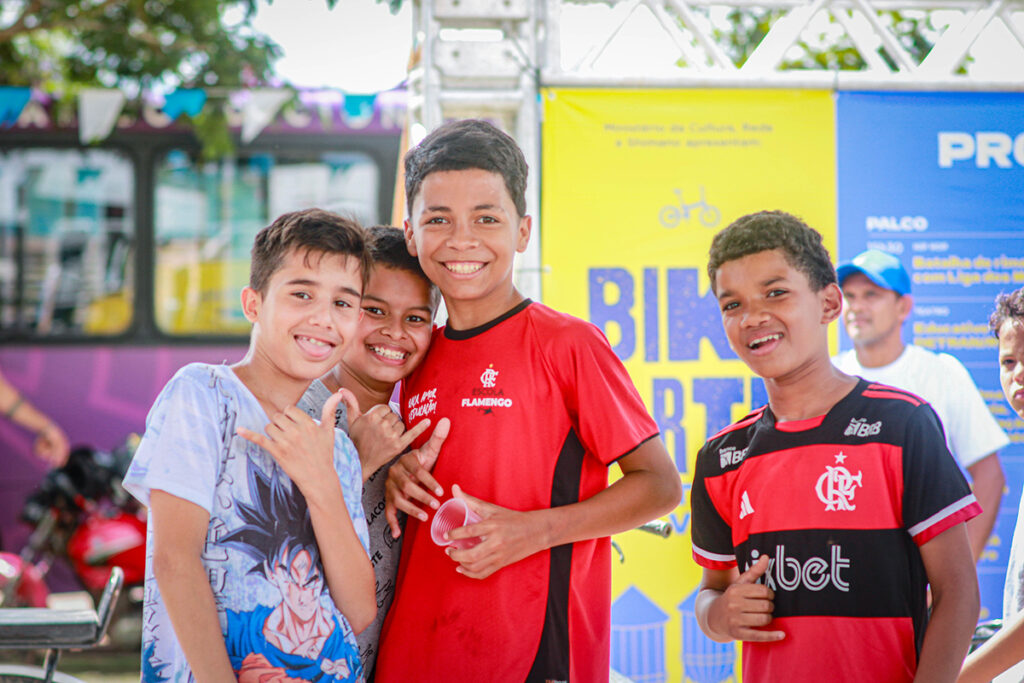 meninos sorrindo