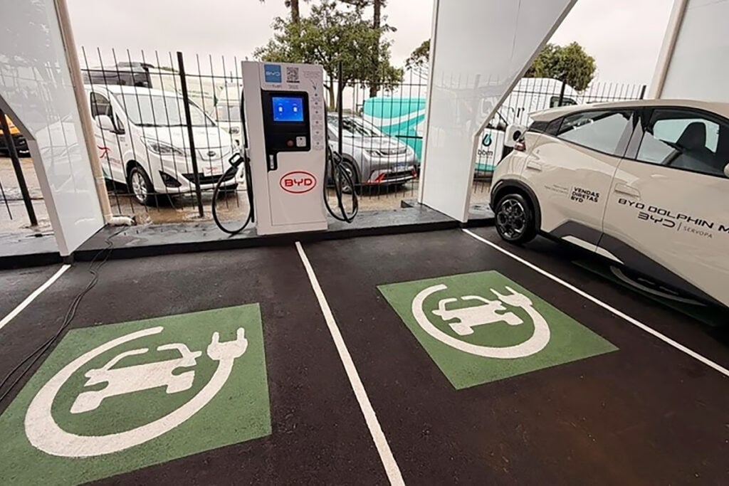 eletroposto com carregadores BYD