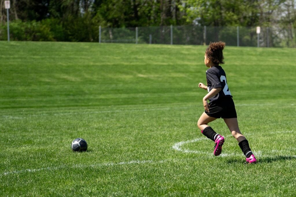 menina joga futebol
