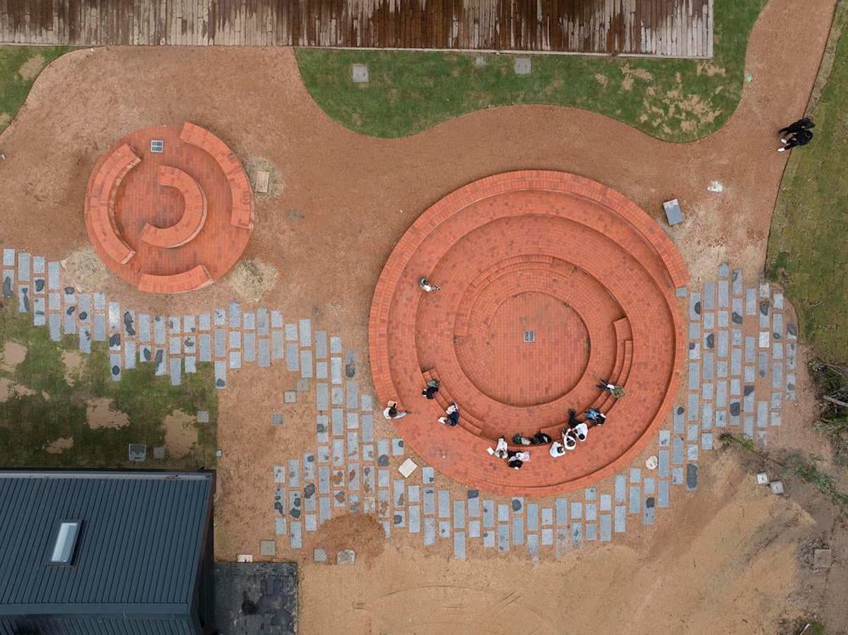 Com espaços fluidos, escola integra a natureza à aprendizagem
