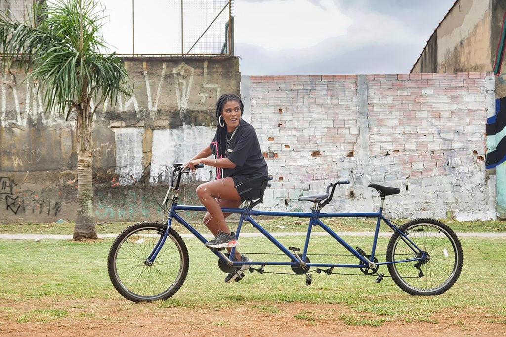 mulher negra em bicicleta tripla